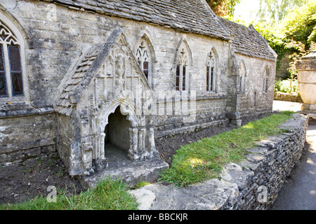 Gloucestershire cotswold, bourton on the water Le village modèle, l'église de St Lawrence Banque D'Images