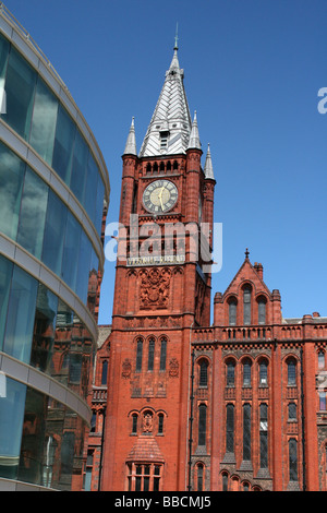 La tour de l'horloge du jubilé de la Galerie et Musée de Victoria et moderne bâtiment de la Fondation, l'Université de Liverpool, Merseyside, Royaume-Uni Banque D'Images