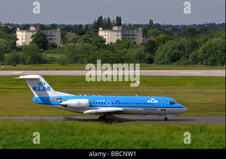 70 appareils Fokker KLM Cityhopper roulage à l'Aéroport International de Birmingham, UK Banque D'Images