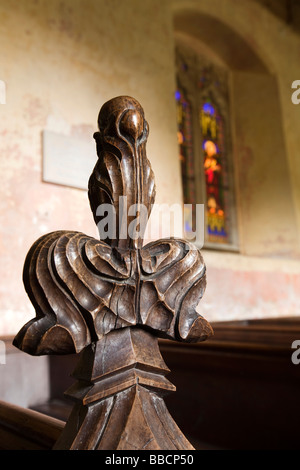 UK Angleterre Norfolk Horsey Tous les Saints de l'église paroissiale médiévale de chaume d'intérieur en bois fin détail pew Banque D'Images