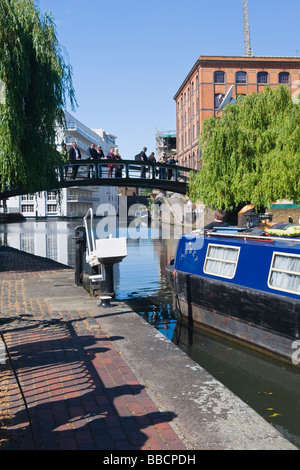 Camden Lock , Camden Stables Market , barge bleue se déplace hors de Hampstead Road lock sur Regents Canal vu par les touristes sur le pont Banque D'Images