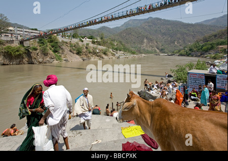 Les gens se baigner dans le Gange. Lakshman Jhula. Rishikesh. Uttarakhand. L'Inde Banque D'Images