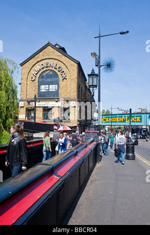 , Londres Camden Lock Market , vue de Camden Lock pont vers l'entrée sur le marché avec des signes & magasin de Chanvre & la foule Banque D'Images