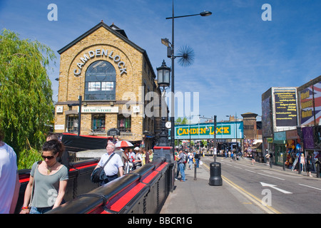 , Londres Camden Lock Market , vue de Camden Lock pont vers l'entrée sur le marché avec des signes & magasin de Chanvre & la foule Banque D'Images