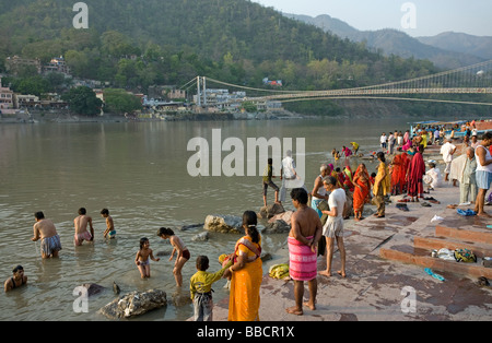 Les gens se baigner dans le Gange. Ram Jhula. Rishikesh. Uttarakhand. L'Inde Banque D'Images