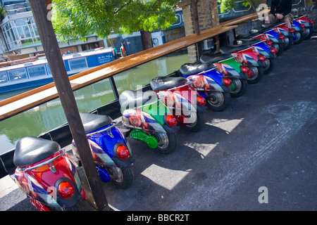 Camden Lock Village , Camden Stables Market , ligne de section arrière des scooters utilisés pour sièges par les stands de nourriture dans la nouvelle section Banque D'Images