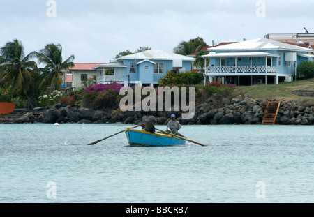 Retour des pêcheurs - Petit bateau à rames traditionnelles de retourner à Coconut Beach avec la prise du jour, de la Grenade, des Caraïbes. Banque D'Images