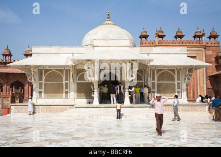 Salim Chishti tombeau et fidèles dans la mosquée Jama Masjid de Fatehpur Sikri, complexes, près de Agra, Uttar Pradesh, Inde Banque D'Images