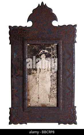 Metal Antique Victorian avec cadre photo photographie datée vers 1900 en mauvais état et nécessitant des mesures de restauration UK Banque D'Images