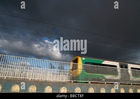 Train électrique de classe 323 dans les Midlands de l'ouest de London Midland livery Banque D'Images