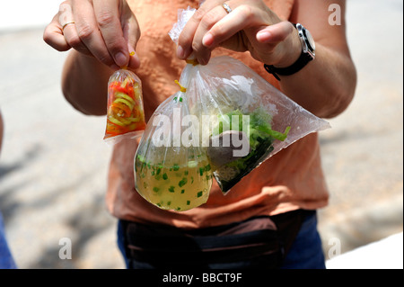 Un style vietnamien de la nourriture à emporter, y compris la soupe, dans des sacs en plastique Banque D'Images