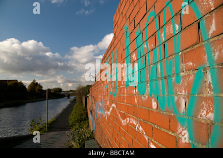 Graffiti sur un mur à Dudley sur le canal dans le pays noir Banque D'Images