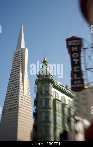 Trinité de la Transamerica Pyramid, niebaum coppola et bâtiment hotel sign Banque D'Images