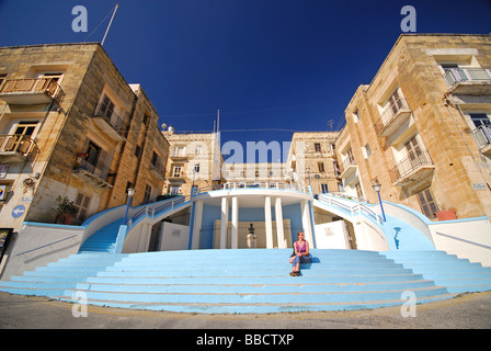 Malte. Les étapes et les bâtiments résidentiels au bord de l'arsenal par Creek à Sliema. L'année 2009. Banque D'Images