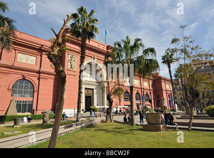 Entrée principale du musée des antiquités égyptiennes au Caire Egypte Banque D'Images