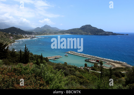 Le port de ferries et de la baie de Plakias, sur la côte sud de la Crète en Grèce à la fin du printemps Banque D'Images