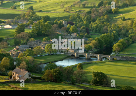 Vue sur le pont et la rivière Wharfe au village de Tonbridge, dans Wharfedale, Yorkshire Dales, à partir de la Burnsall Fells Banque D'Images