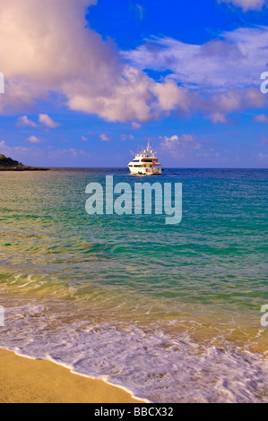 Yacht de luxe au large Baie Longue Long Bay Beach St Maarten, St Martin Caraïbes Banque D'Images