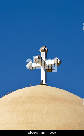 Dome avec croix de Coptic Church Cathédrale St Michael à Assouan Egypte Banque D'Images