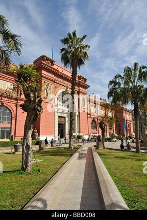 Entrée principale du musée des antiquités égyptiennes au Caire Egypte Banque D'Images