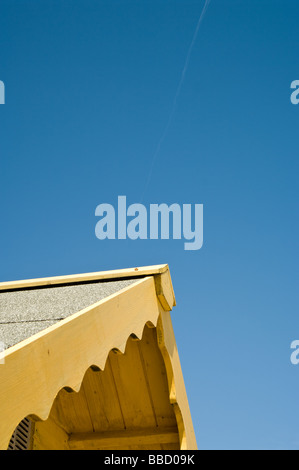Le sommet d'une cabane de plage toit contre un ciel bleu clair à Cromer, Norfolk Banque D'Images