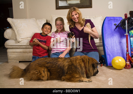 Adoption famille avec un enfant adopté Mexican boy adopte adoption adoption animaux domestiques/USA US MR © Myrleen Pearson Banque D'Images