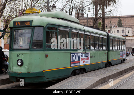 Un tramway en gare de Rome près de la Place Saint Pierre, Vatican, Rome, Italie, Europe Banque D'Images