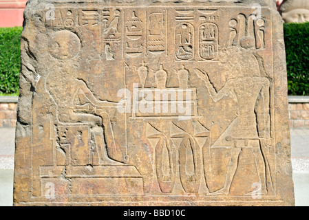 Soulagement en pierre avec des hiéroglyphes en dehors des Antiquités égyptiennes du musée du Caire en Egypte Banque D'Images