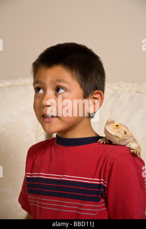 L'ethnicité hispanique garçon 6-8 ans dragon barbu sur l'épaule de grands yeux expressifs à la silhouette de l'expression libre de Californie Banque D'Images