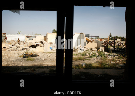 Ruines de maisons abandonnées et démoli jeter intactes dans le village bédouin d'Elokbi. Désert du Néguev, en Israël. Banque D'Images