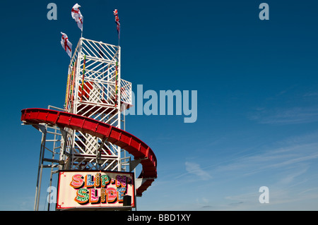 Un pêle-mêle contre un ciel bleu clair sur le front de mer de Cromer Banque D'Images