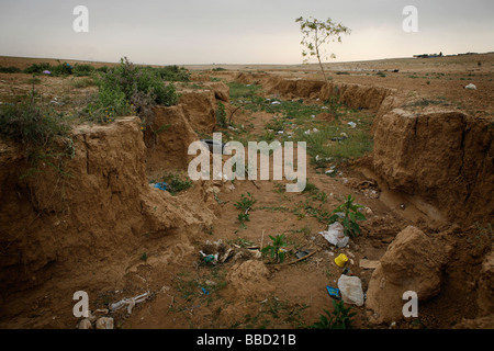 Les déchets jetés dans l'Oued ' Nam. Désert du Néguev, en Israël. Banque D'Images