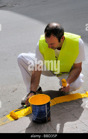 Peinture jaune bordure à main Banque D'Images