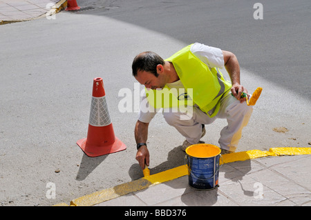 Peinture jaune bordure à main Banque D'Images