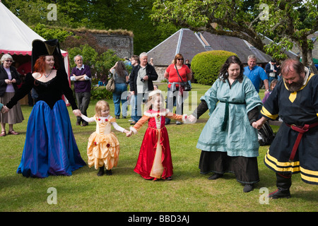 Traquair House Scotland Foire Médiévale 2009 Danse médiévale Banque D'Images