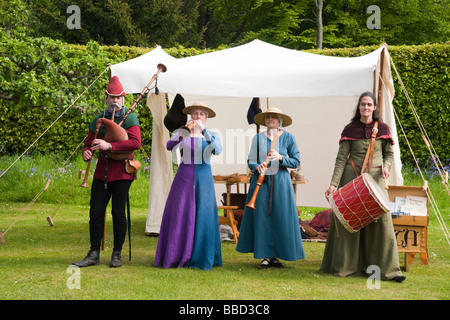 Traquair House Scotland Foire Médiévale 2009 Groupe de musique Gaita depuis Édimbourg avec cornemuse bombarde et tambour Banque D'Images