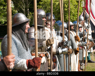 Traquair House Scotland Foire Médiévale 2009 Troupe de reconstitution les Chevaliers de Monymusk dans chain mail et armor Banque D'Images