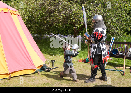 Traquair House Scotland Foire Médiévale 2009 plaisir du vrai combat chevaliers pour enfants seul combat Banque D'Images