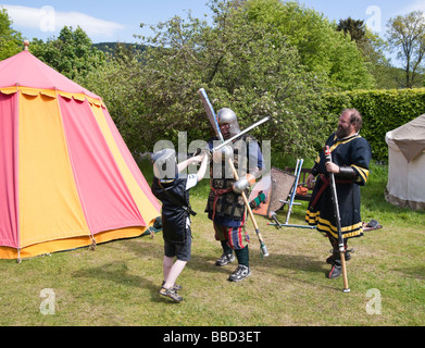 Traquair House Scotland Foire Médiévale 2009 plaisir du vrai combat chevaliers pour enfants seul combat Banque D'Images