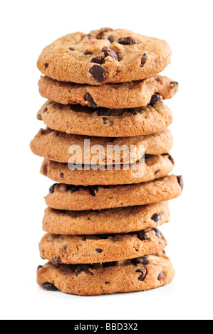 Grande cheminée de chocolate chip cookies isolé sur fond blanc Banque D'Images