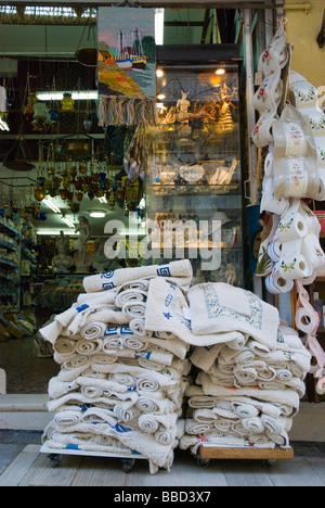 Magasin qui vend des tapis traditionnels et d'autres souvenirs le long de 25 Avgoustou street dans le centre de Iraklio Crete Grèce Europe Banque D'Images