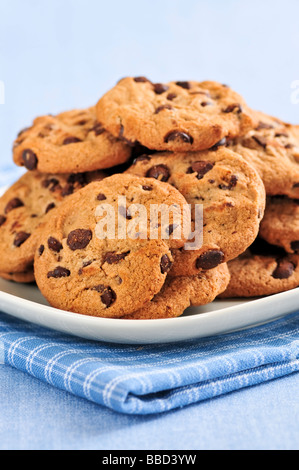 Plaque avec gros tas de cookies aux pépites de chocolat Banque D'Images