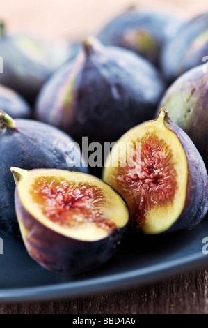 Vue rapprochée de la figue coupée en deux sur une plaque bleue Banque D'Images