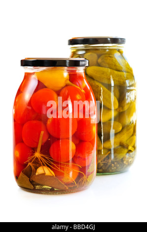 Deux pots en verre transparent coloré de légumes marinés Banque D'Images