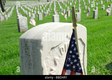 Close-up d'un drapeau américain qui marque la tombe d'un héros de guerre. Banque D'Images