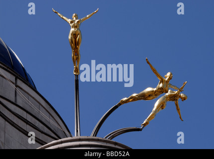 Couvert de feuilles d'or des statues d'aluminium par Rudy Weller plongée des trois grâces du toit de 1 Jermyn Street, Londres. Banque D'Images