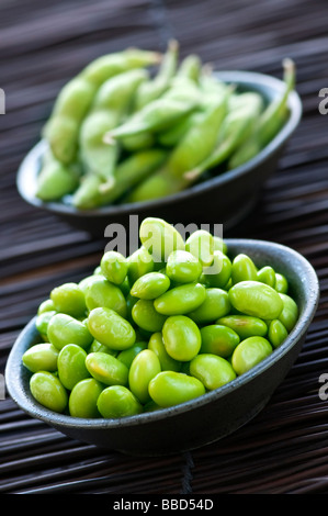 Les fèves de soja Edamame écossées et avec pods dans des bols Banque D'Images