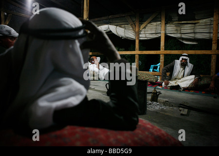 Les hommes se rencontrent dans le village commun tente. Cette tente est utilisé par les hommes pour répondre à des repas, des réunions, de café et de socialisation. El Araqeeb. Banque D'Images