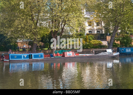 Bateaux du canal sur le Regent's Canal, Little Venice, Maida Vale, à l'ouest de Londres Banque D'Images