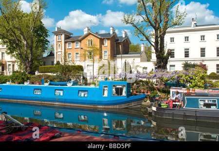 Bateaux du canal sur le Regent's Canal, Little Venice, Maida Vale, à l'ouest de Londres Banque D'Images